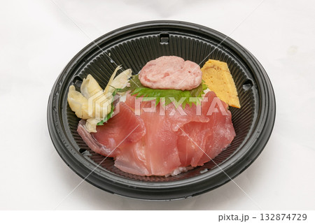 新鮮な刺身の盛り合わせ鉄火丼 新鮮な刺身の盛り合わせ鉄火丼 132874729