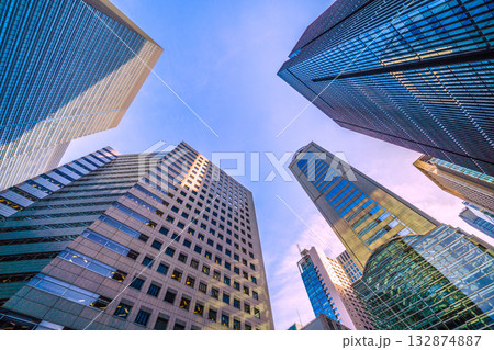 日本の東京都市景観11月。日本経済の憂鬱…大手町も冬の“気配”…昼間だが、横からの光で日陰や乱反射が 132874887