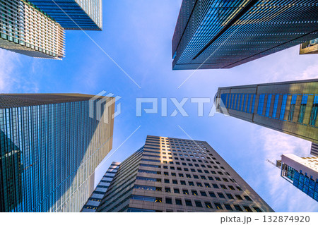 日本の東京都市景観11月。日本経済の憂鬱…大手町も冬の“気配”…昼間だが、横からの光で日陰や乱反射が 132874920