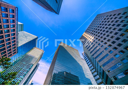 日本の東京都市景観11月。日本経済の憂鬱…大手町も冬の“気配”…昼間だが、横からの光で日陰や乱反射が 132874967