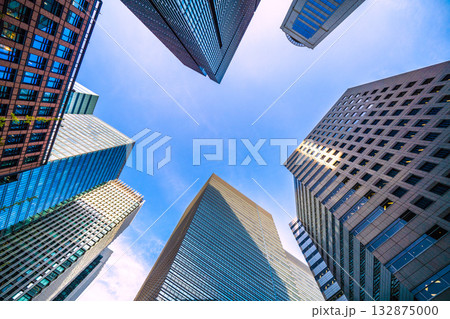 日本の東京都市景観11月。日本経済の憂鬱…大手町も冬の“気配”…昼間だが、横からの光で日陰や乱反射が 132875000