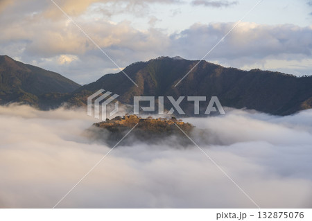 兵庫県朝来市の竹田城と雲海 132875076