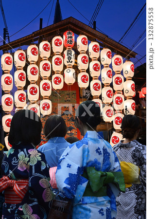 夕暮れに歩く京都祇園祭 宵々山の新町通り 132875558