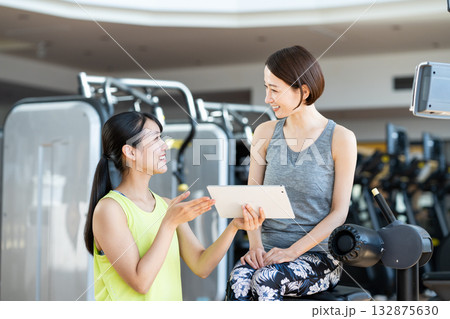 ジムでカウンセリングを受ける女性　撮影協力：スポーツクラブ&サウナスパ ルネサンス 幕張24 132875630