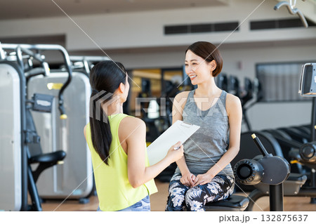 ジムでカウンセリングを受ける女性　撮影協力：スポーツクラブ&サウナスパ ルネサンス 幕張24 132875637