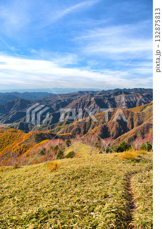 栃木県日光市　秋の紅葉に染まる足尾方面の山々 132875813