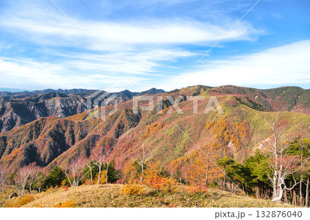栃木県日光市 社山から見る紅葉に染まる方黒檜岳方面 栃木県日光市 社山から見る紅葉に染まる方黒檜岳方面 132876040
