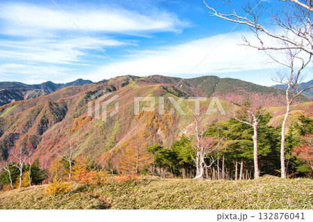 栃木県日光市 社山から見る紅葉に染まる方黒檜岳方面 栃木県日光市 社山から見る紅葉に染まる方黒檜岳方面 132876041
