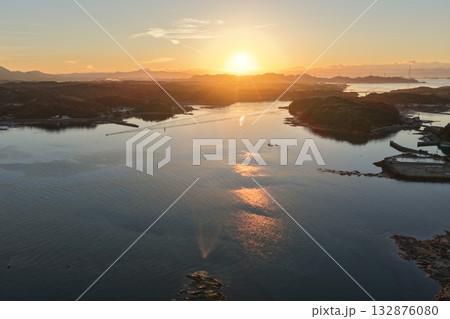 離島「小賀値島」のサンセットポイントをドローン空撮した夕陽 離島「小賀値島」のサンセットポイントをドローン空撮した夕陽 132876080