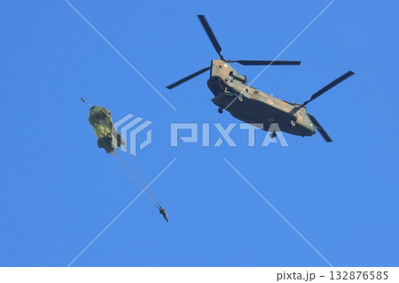 ヘリコプターから降下するレンジャー　空挺降下　落下傘降下訓練　特殊部隊 132876585