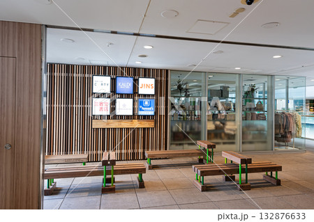 成城コルティの通路とベンチ　東京都世田谷区成城 132876633