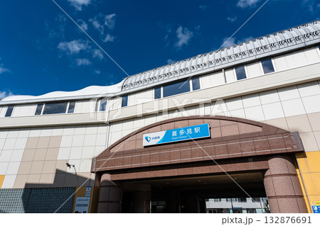 小田急小田原線　喜多見駅と秋の青空　東京都世田谷区喜多見 132876691