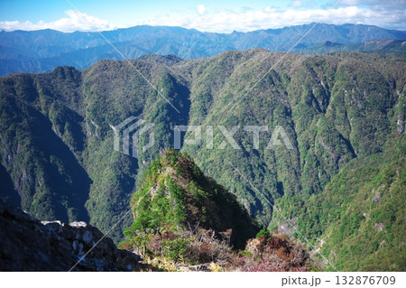 秋の大台ヶ原 落差800mの岩峰「大蛇嵓」 秋の大台ヶ原 落差800mの岩峰「大蛇嵓」 132876709