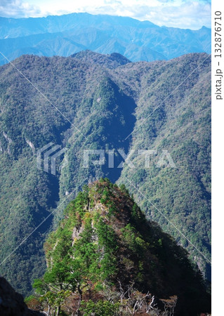 秋の大台ヶ原　落差800mの岩峰「大蛇嵓」 132876710