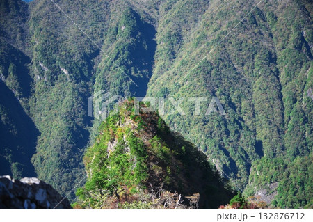 秋の大台ヶ原 落差800mの岩峰「大蛇嵓」 秋の大台ヶ原 落差800mの岩峰「大蛇嵓」 132876712