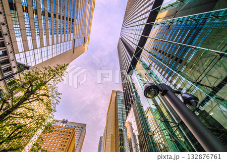 日本の東京都市景観 大手町・街角の防犯カメラ。「大手町駅前」交差点近く、通勤者らを見守る“目” 日本の東京都市景観 大手町・街角の防犯カメラ。「大手町駅前」交差点近く、通勤者らを見守る“目” 132876761