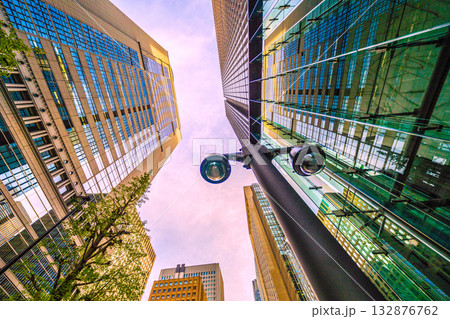 日本の東京都市景観 大手町・街角の防犯カメラ。「大手町駅前」交差点近く、通勤者らを見守る“目” 日本の東京都市景観 大手町・街角の防犯カメラ。「大手町駅前」交差点近く、通勤者らを見守る“目” 132876762