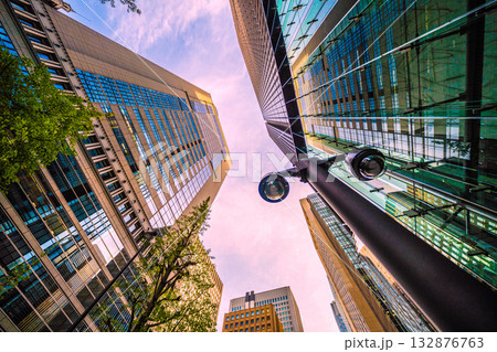 日本の東京都市景観 大手町・街角の防犯カメラ。「大手町駅前」交差点近く、通勤者らを見守る“目” 132876763
