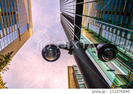 日本の東京都市景観 大手町・街角の防犯カメラ。「大手町駅前」交差点近く、通勤者らを見守る“目” 日本の東京都市景観 大手町・街角の防犯カメラ。「大手町駅前」交差点近く、通勤者らを見守る“目” 132876890