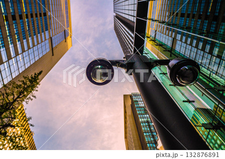 日本の東京都市景観 大手町・街角の防犯カメラ。「大手町駅前」交差点近く、通勤者らを見守る“目” 日本の東京都市景観 大手町・街角の防犯カメラ。「大手町駅前」交差点近く、通勤者らを見守る“目” 132876891