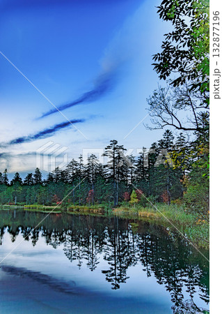 天竜沼の夕景と幻想的な水面 天竜沼の夕景と幻想的な水面 132877196
