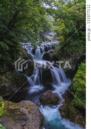 緑深い渓谷を流れ落ちる三階滝 132877211