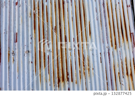 錆びたトタン板の背景 132877425