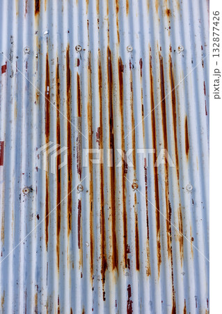 錆びたトタン板の背景 132877426