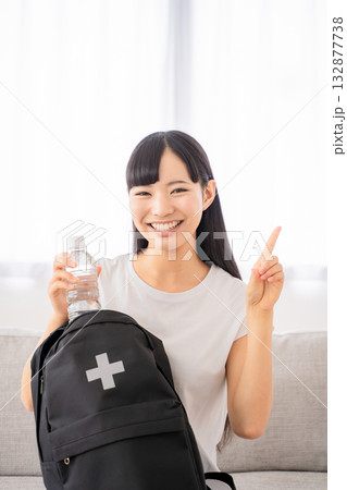 防災リュックを持つ若い女性 防災リュックを持つ若い女性 132877738