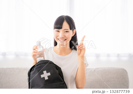 防災リュックを持つ若い女性 132877739