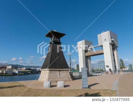 兵庫県西宮市 新川水門と移設後の今津灯台 132877895