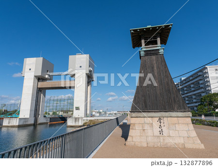 兵庫県西宮市 新川水門と移設後の今津灯台 兵庫県西宮市 新川水門と移設後の今津灯台 132877896