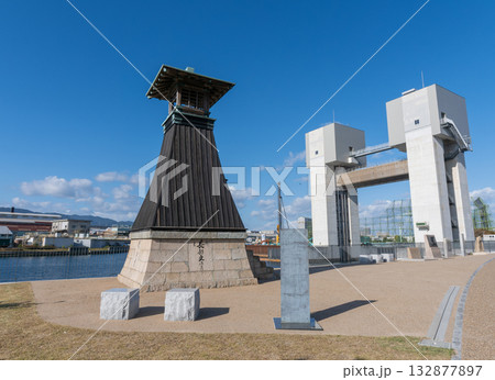 兵庫県西宮市 新川水門と移設後の今津灯台 兵庫県西宮市 新川水門と移設後の今津灯台 132877897