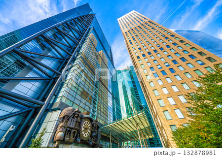 日本の東京都市景観　汐留のシンボル・からくり時計「日テレ大時計」や走行するゆりかもめ（奥）などを望む 132878981
