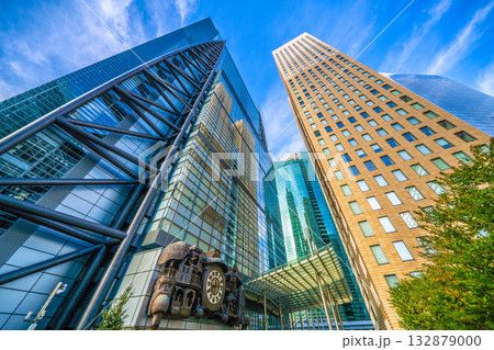 日本の東京都市景観　汐留のシンボル・からくり時計「日テレ大時計」や走行するゆりかもめ（奥）などを望む 132879000