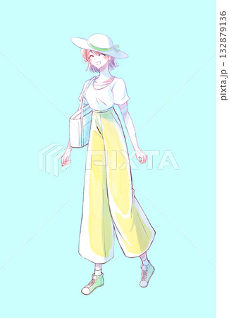 外出する女性　笑顔　夏　パンツ 132879136