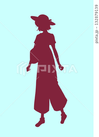 外出する女性　夏　パンツ　シルエット 132879139