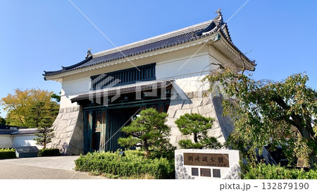 秋晴れの青空に映える岡崎城大手門〈岡崎城公園/愛知県岡崎市〉 132879190