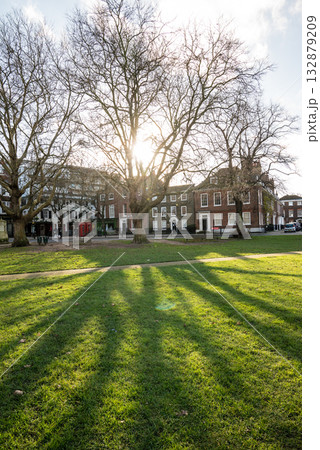 明るい日差しがさす冬の枝木の大木とレンガ造りの建物が並ぶロンドン郊外のリッチモンドの街並み 明るい日差しがさす冬の枝木の大木とレンガ造りの建物が並ぶロンドン郊外のリッチモンドの街並み 132879209