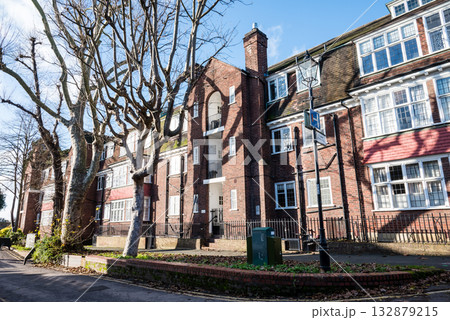 真っ青な青空の下の歴史的な赤レンガの建物　ロンドン郊外のリッチモンドにて 132879215
