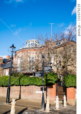 真っ青な青空の下の歴史的な赤レンガの建物 ロンドン郊外のリッチモンドにて 真っ青な青空の下の歴史的な赤レンガの建物 ロンドン郊外のリッチモンドにて 132879219