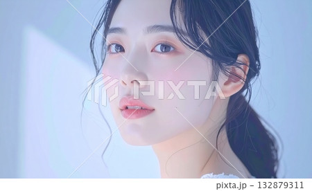 柔らかい光の中の若い女性, 美しい素肌と自然なメイク 132879311