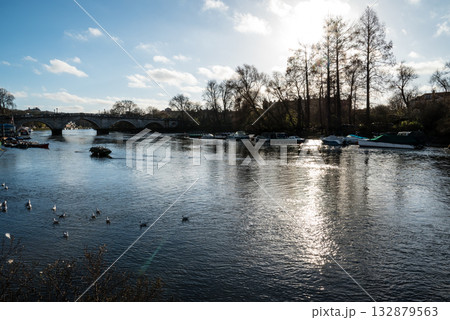 冬の明るい日差しの下のテームズ川に浮かぶ船とカモメと遠くに見える石橋 ロンドン郊外のリッチモンドにて 冬の明るい日差しの下のテームズ川に浮かぶ船とカモメと遠くに見える石橋 ロンドン郊外のリッチモンドにて 132879563