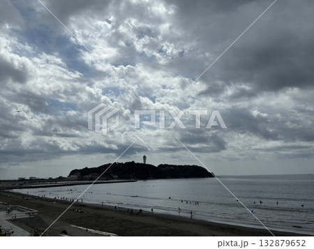 江の島の風景と立体的な雲 132879652