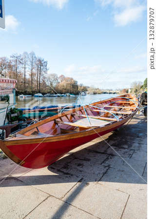 明るい日差しの下のテームズ川脇に置かれたボート　ロンドン郊外のリッチモンドにて 132879707