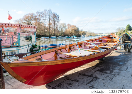 明るい日差しの下のテームズ川脇に置かれたボート ロンドン郊外のリッチモンドにて 明るい日差しの下のテームズ川脇に置かれたボート ロンドン郊外のリッチモンドにて 132879708