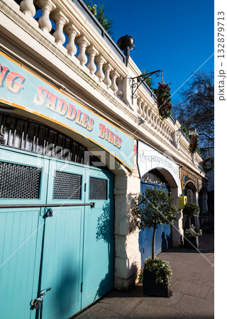 真っ青な青空と明るい日差しの下の歴史的な建物と倉庫 ロンドン郊外のリッチモンドのテームズ川沿いにて 真っ青な青空と明るい日差しの下の歴史的な建物と倉庫 ロンドン郊外のリッチモンドのテームズ川沿いにて 132879713