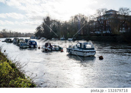 明るい日差しの下のテームズ川停泊するボート　ロンドン郊外のリッチモンドにて 132879718