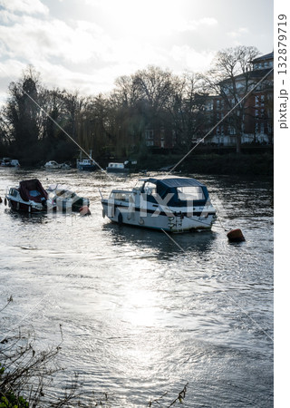 明るい日差しの下のテームズ川停泊するボート　ロンドン郊外のリッチモンドにて 132879719