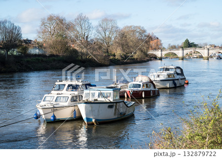 明るい日差しの下のテームズ川停泊するボート　ロンドン郊外のリッチモンドにて 132879722